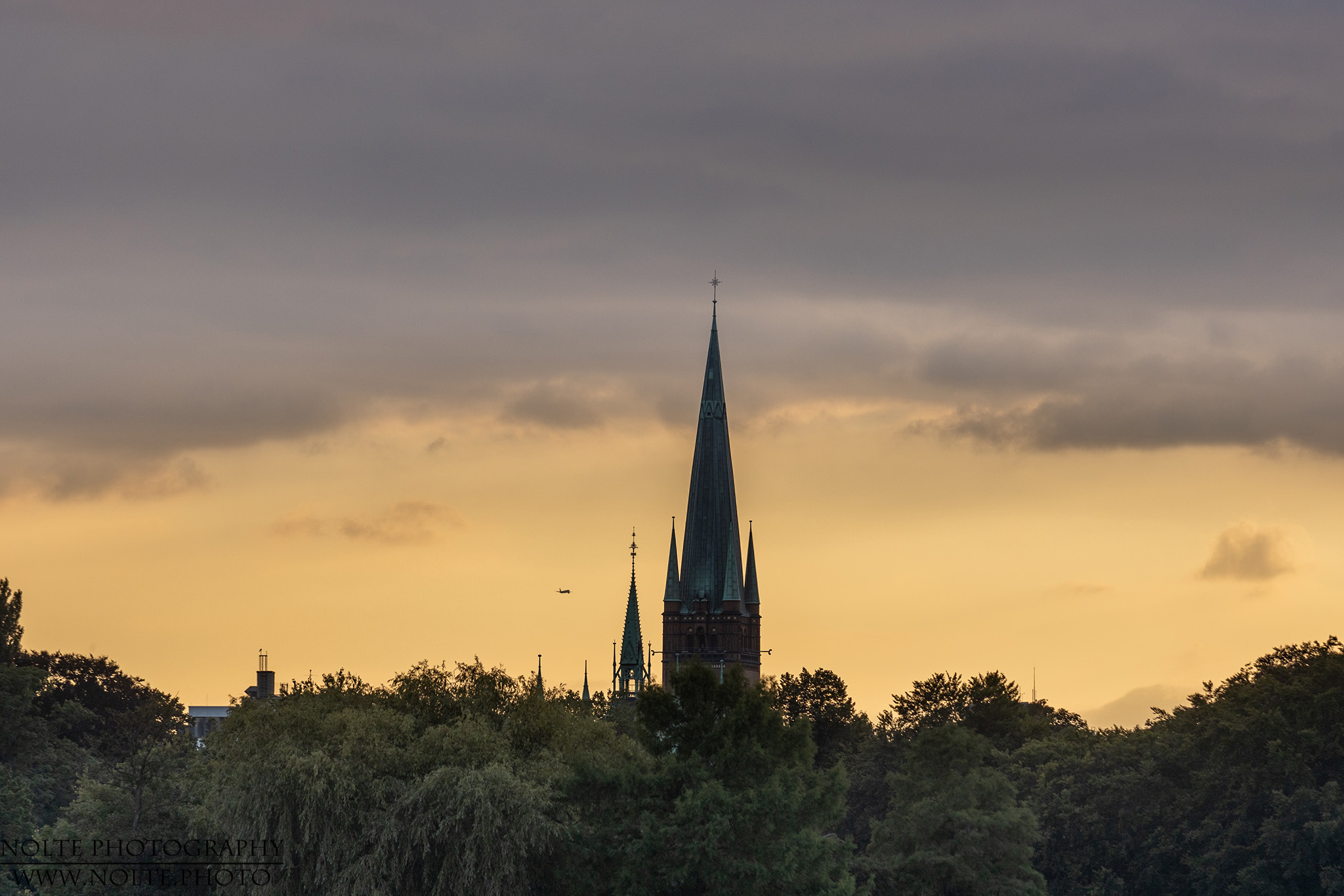 Hamburger Kirchturm im Abendlicht